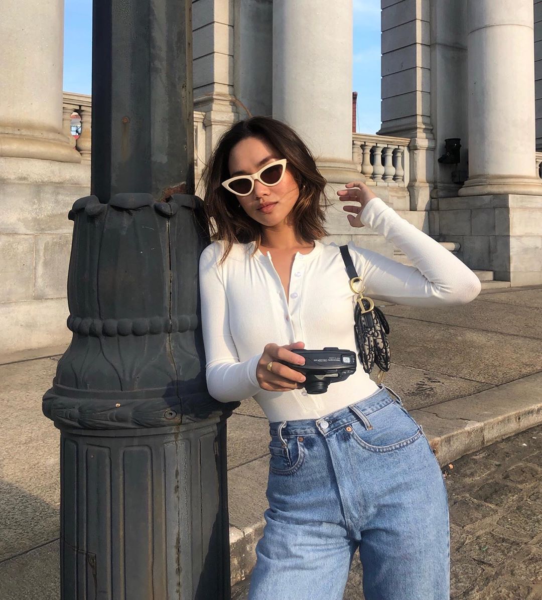 Trisha Do mặc bodysuit dài tay màu trắng
