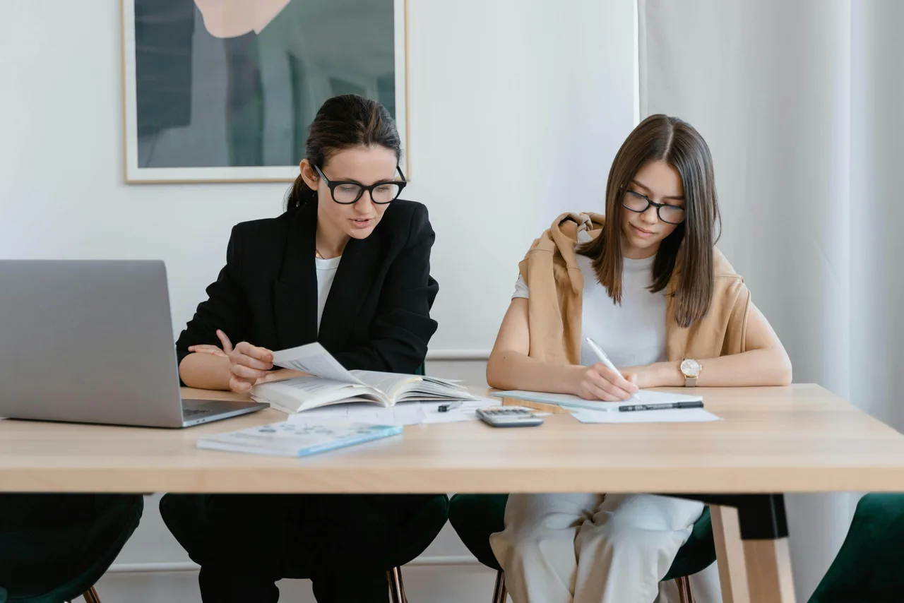 Cách ứng phó với đồng nghiệp hay giành công