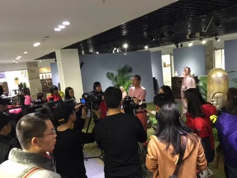 Họa sĩ Lê Thiết Cương - Giám tuyển của chương trình chia sẻ các điểm đặc sắc mà sự kiện sẽ mang tới cho nhân dân Thủ đô trong dịp Tết Bính Thân 2016.