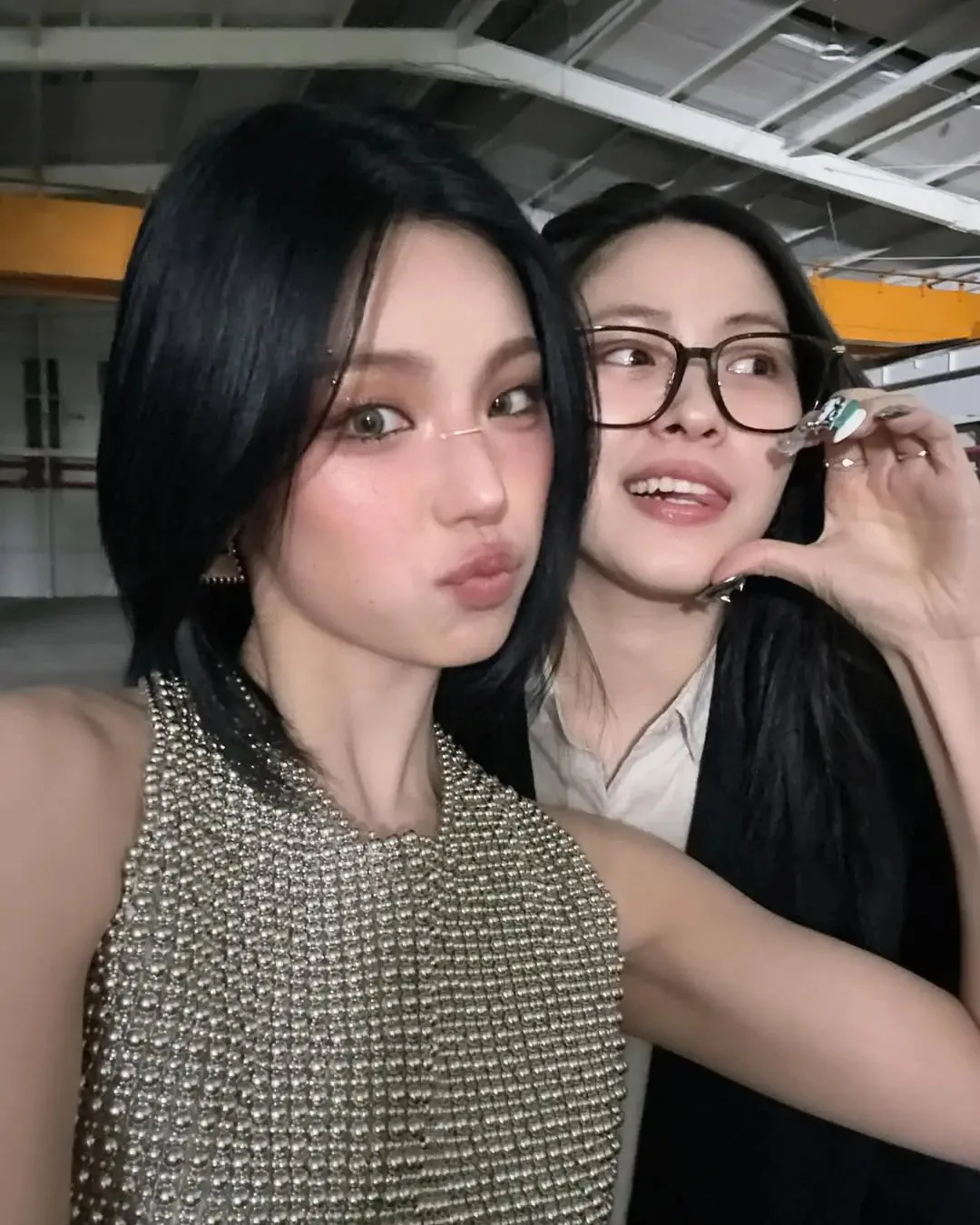 Yeji trang điểm đính đá ánh kim