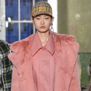 Biểu tình tại show của Burberry London Fashion Week 2018