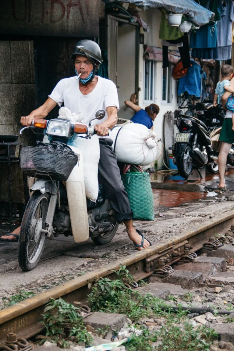 Bộ ảnh: cuộc sống người Hà Nội đôi bên đường ray tàu lửa qua lăng kính nước ngoài