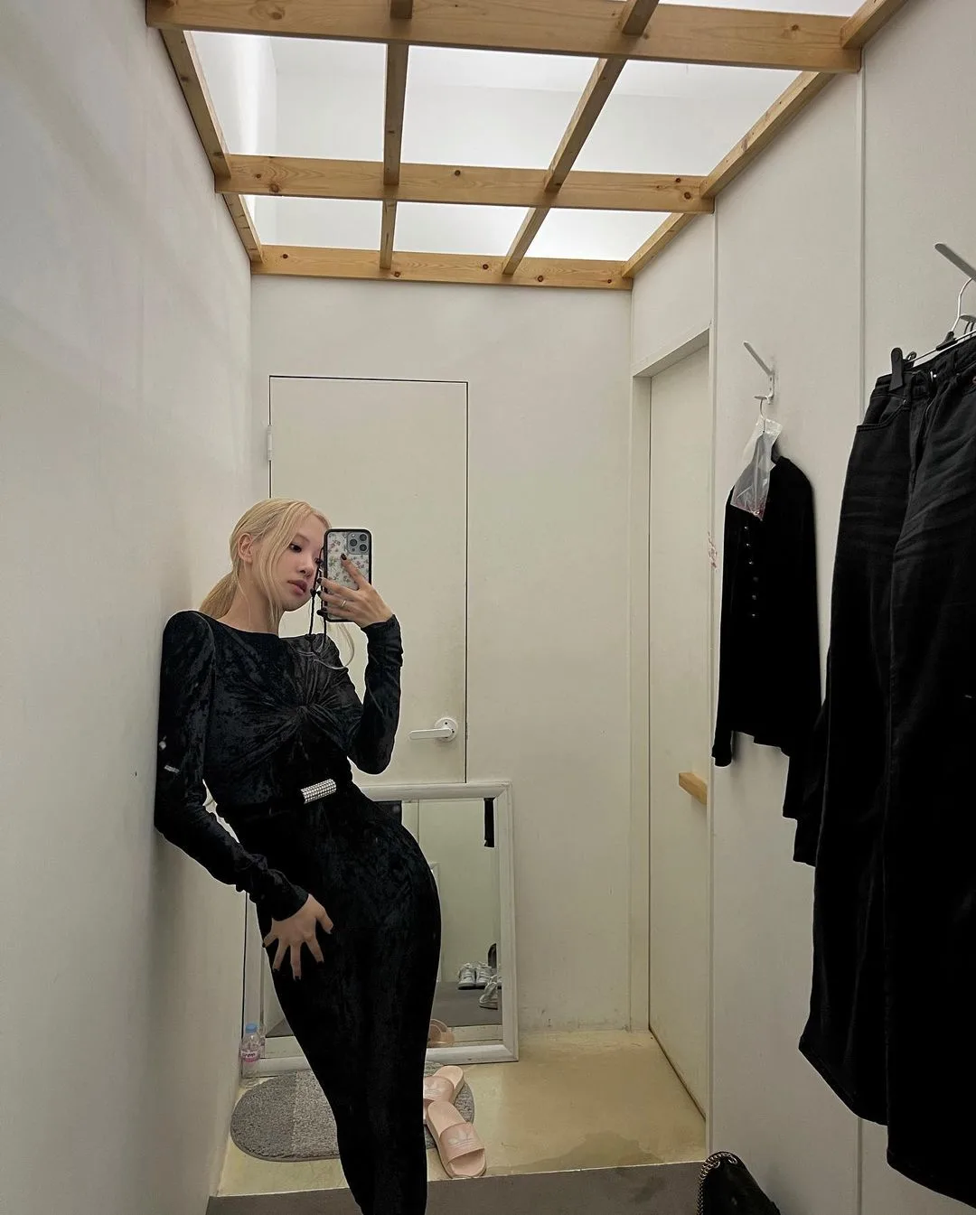 roses_are_rosie diện váy nhung