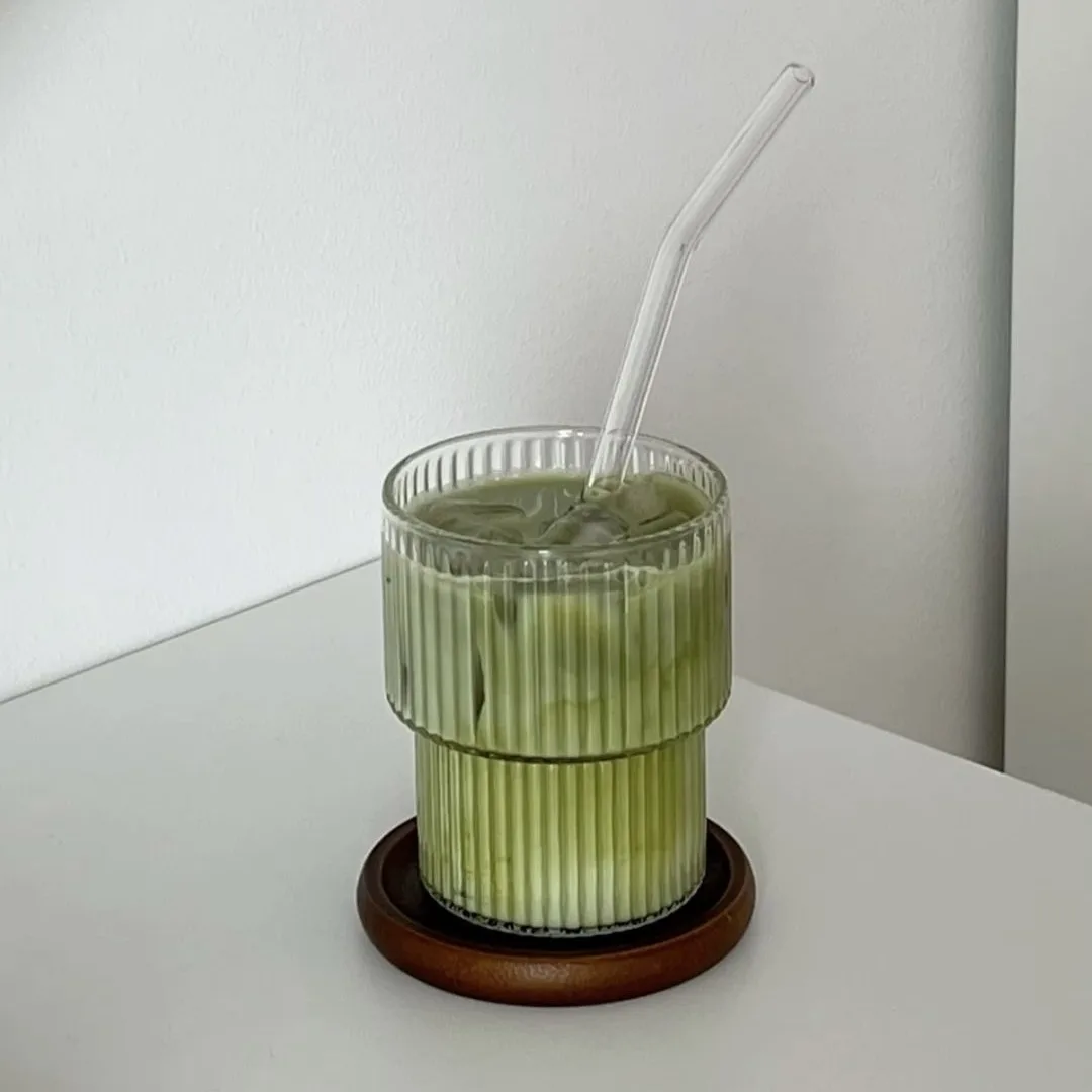 Ly matcha latte trên bàn có thể gây rụng tóc.