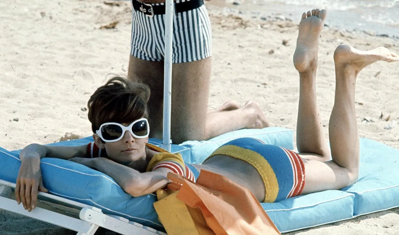 Thời trang Hè - Audrey Hepburn mặc đồ bơi kẻ sọc, đeo kính râm to bản