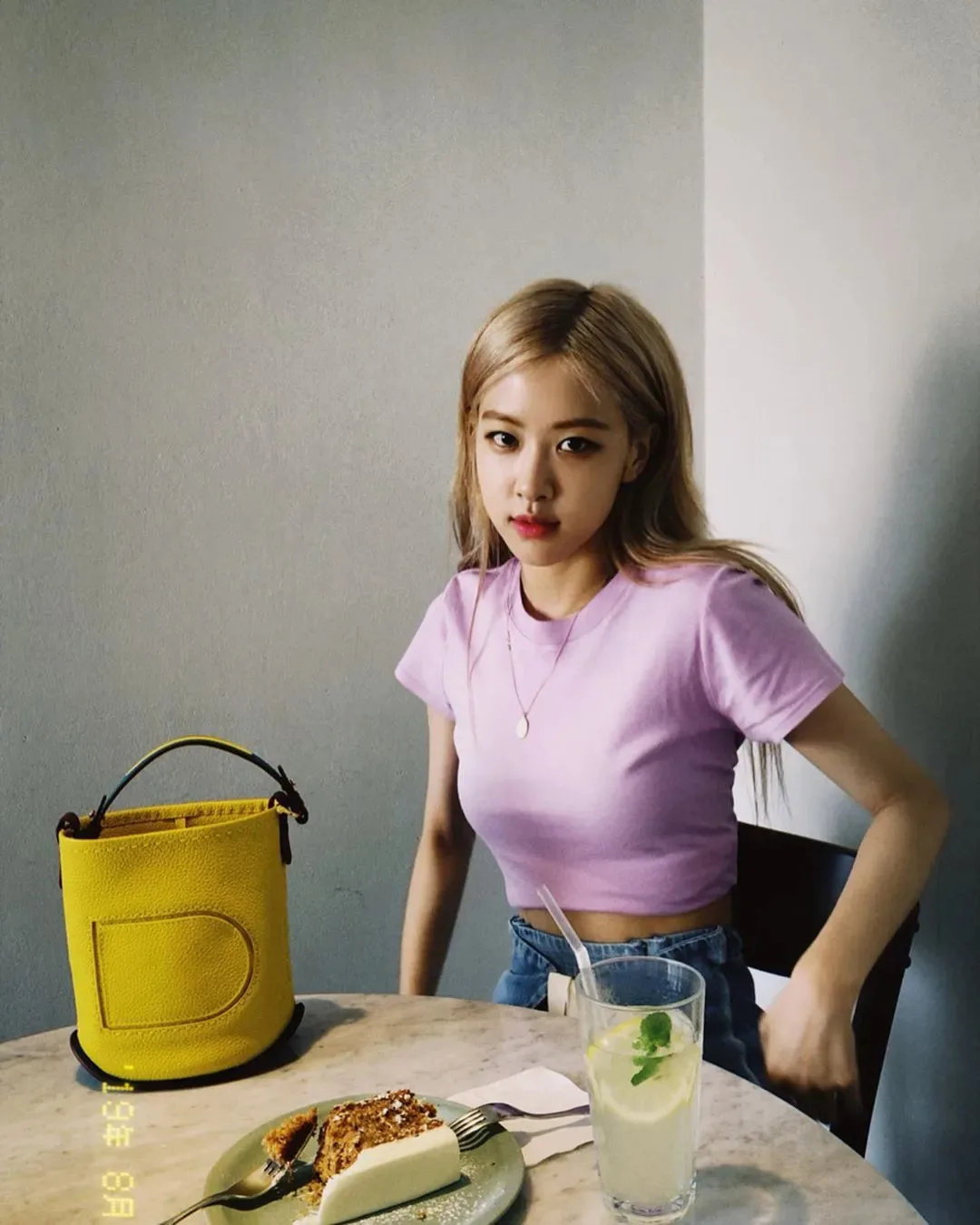 Rose Blackpink diện túi Delvaux vàng