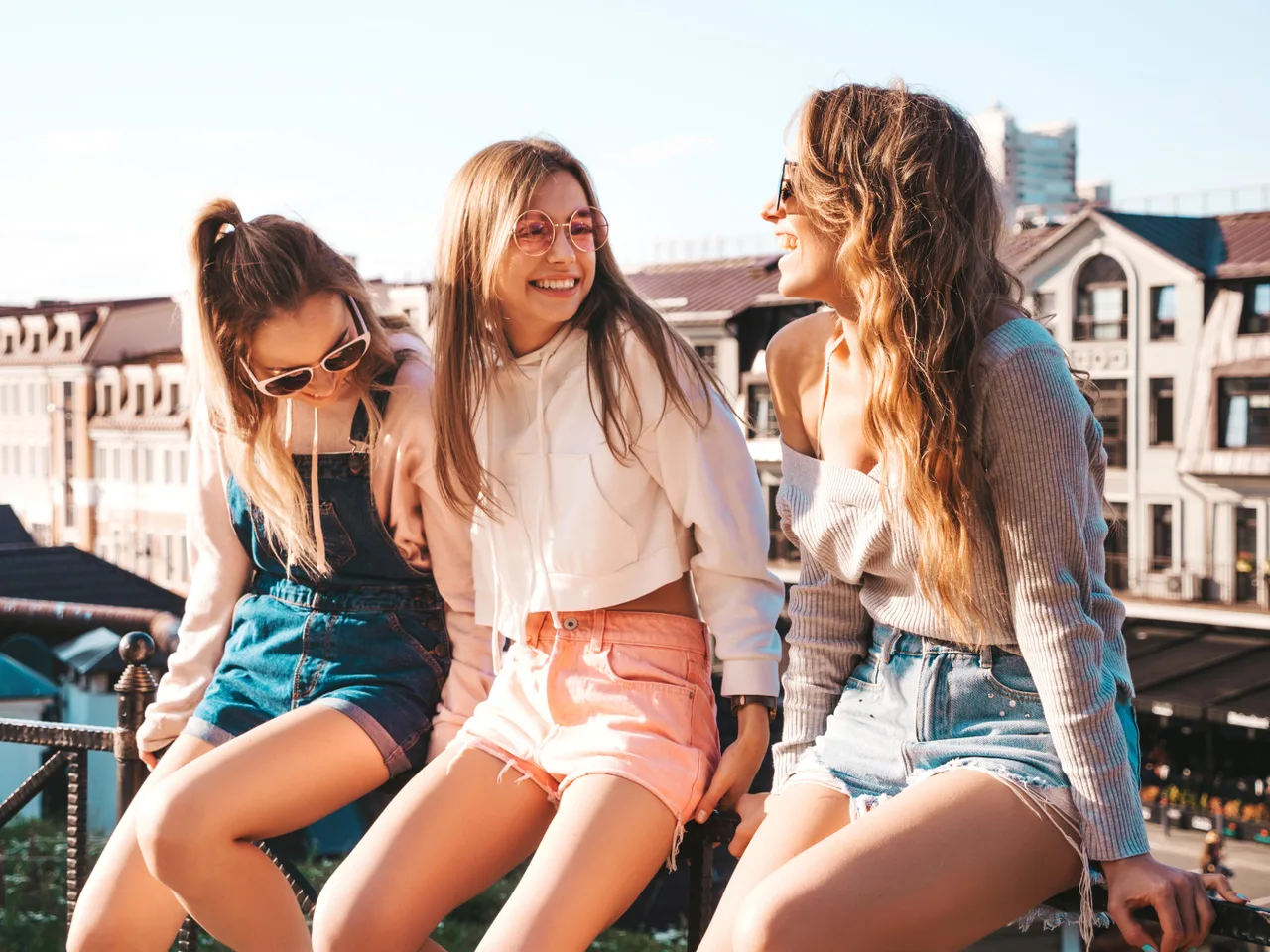 nhóm bạn 3 người hạnh phúc