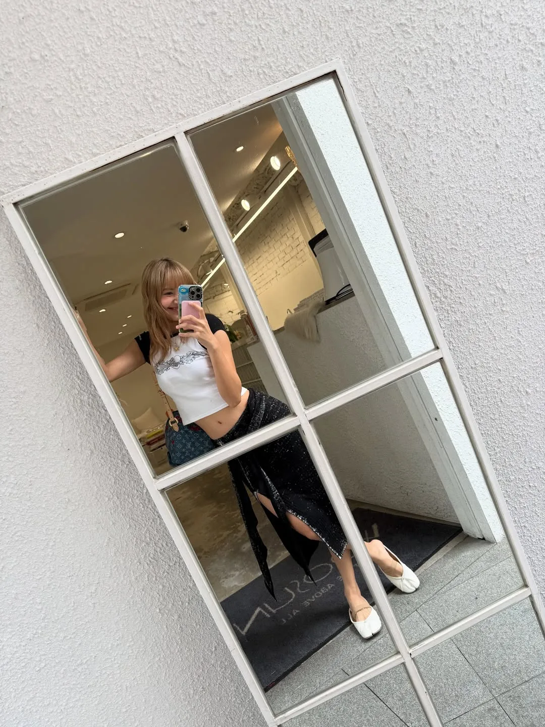 Lisa diện giày búp bê da