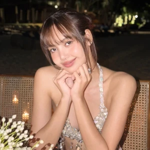 Kiểu tóc ở sinh nhật Lisa tôn lên đường nét gương mặt