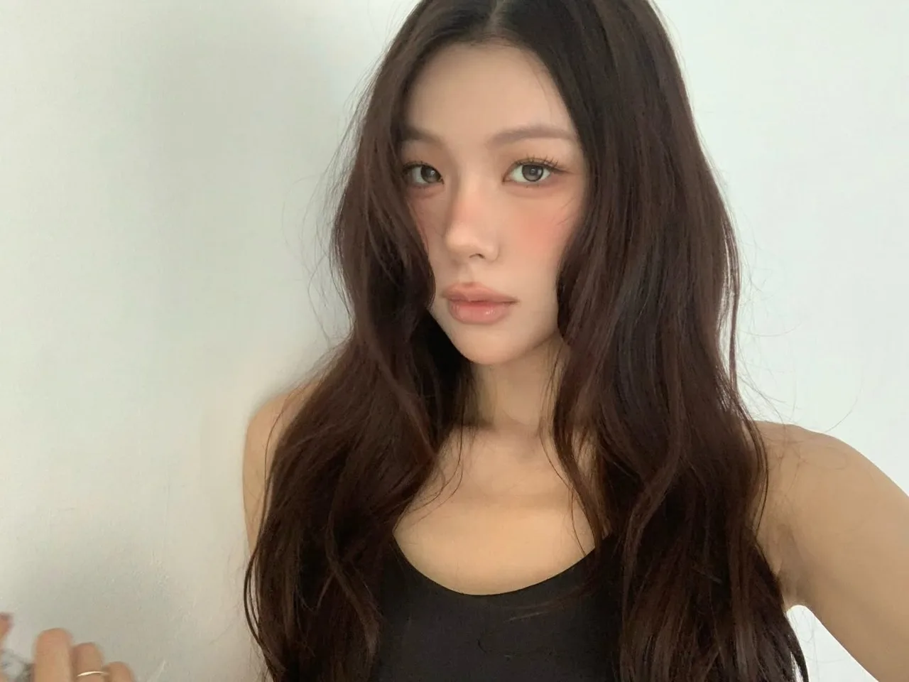 cô gái trang điểm tông màu cam nhạt