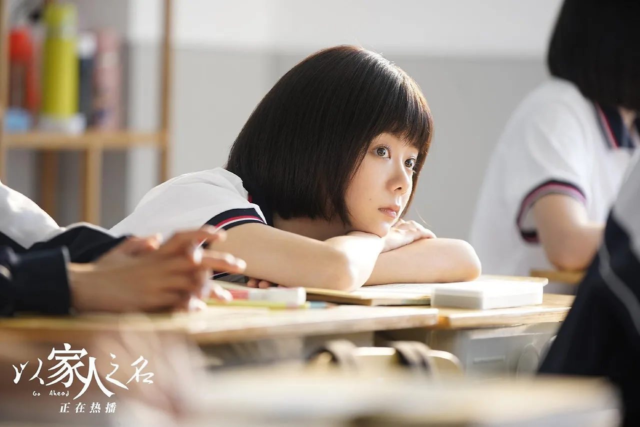 Đàm Tùng Vận thủ vai Lý Tiêm Tiêm trong bộ phim "Lấy danh nghĩa người nhà". Đàm Tùng Vận thủ vai Lý Tiêm Tiêm trong bộ phim "Lấy danh nghĩa người nhà".
