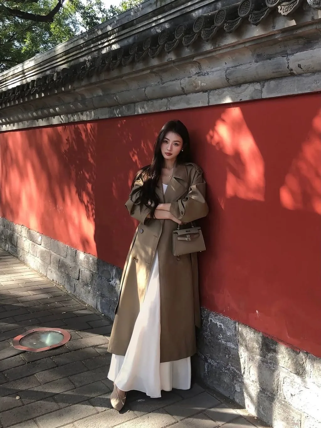Một bộ ảnh nghệ thuật: măng tô cashmere phủ ánh hoàng hôn, gợi cảm giác ấm áp và sang trọng của mùa đông châu Âu.