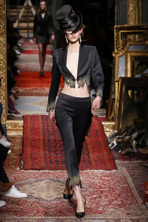 Không chỉ có váy, một bộ tuxedo vẫn có thể cháy đẹp như thế này.