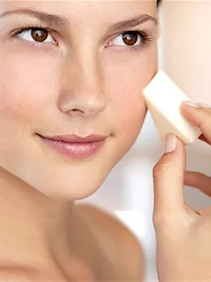 Lỗ chân lông chỉ bị bí khi bạn tẩy trang và làm sạch chưa hiệu quả.