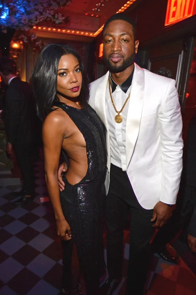 Dwayne Wade lịch lãm trong trang phục và phụ kiện của Versace khi đi dự tiệc của Met Gala cùng 1 người bạn