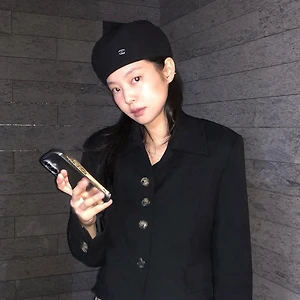 Học Jennie, Karina và Dua Lipa cách nâng tầm phong cách ngày lạnh với những chiếc mũ thời thượng