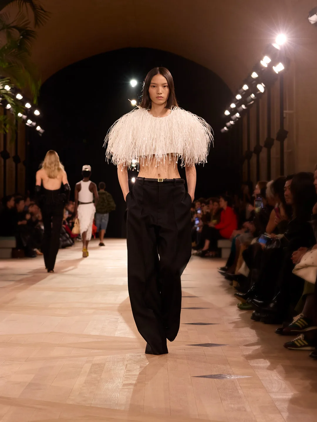 Tinh thần mới của Balenciaga hướng đến vẻ đẹp lãng mạn với những phom dáng mềm mại và đầy tính điêu khắc.