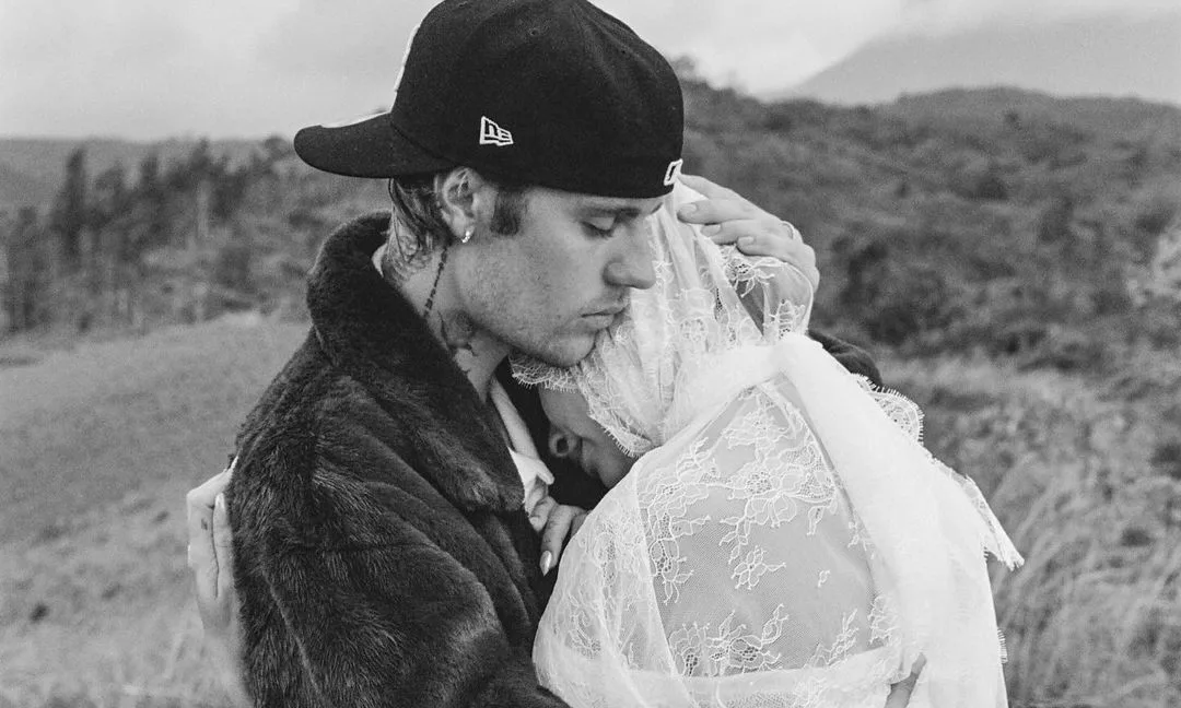 Siêu mẫu Hailey Bieber đã vui mừng thông báo mang thai con đầu lòng với ông xã Justin Bieber