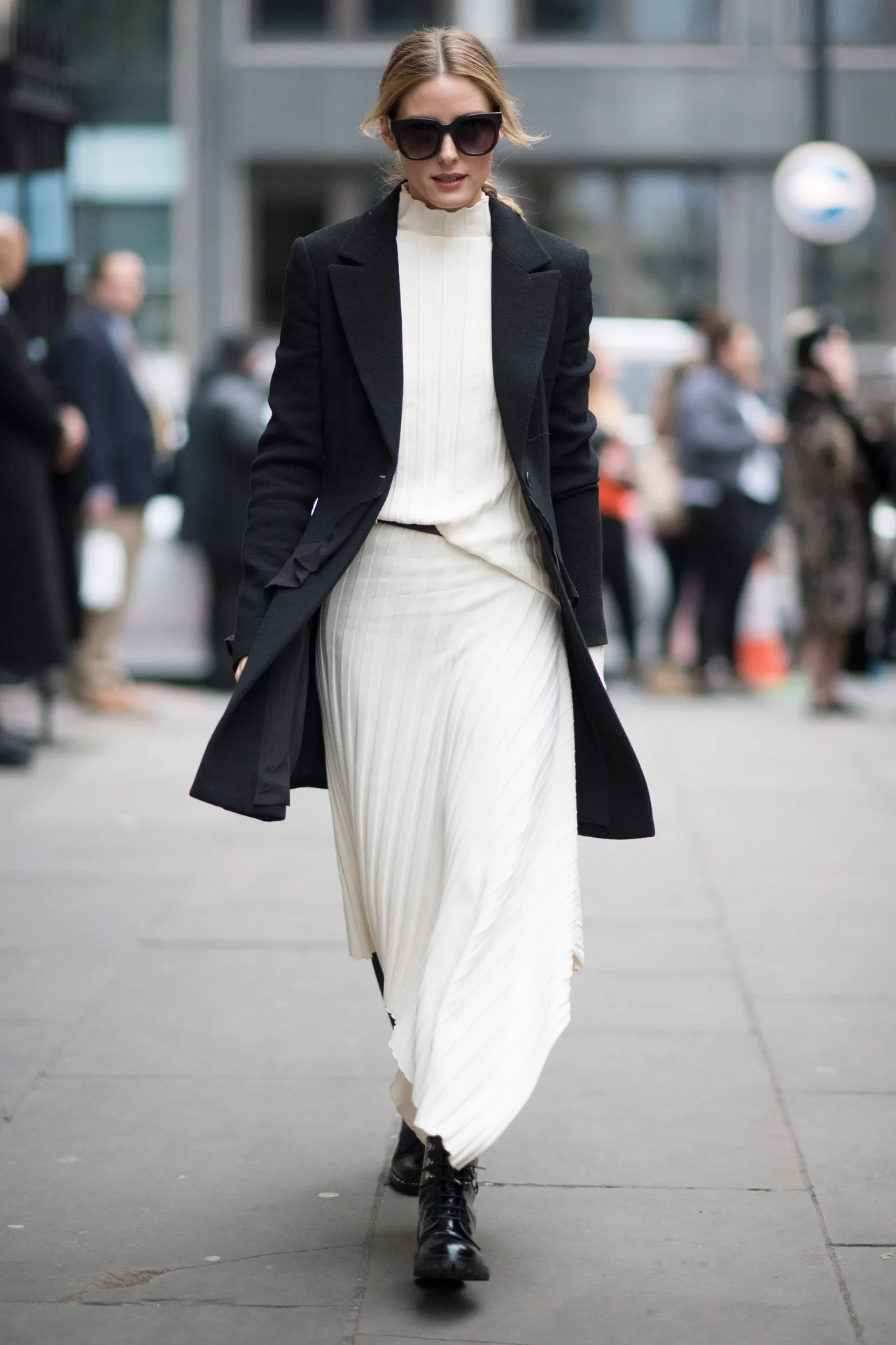 Olivia Palermo mặc áo sweater cổ lọ trắng cùng chân váy midi xếp li
