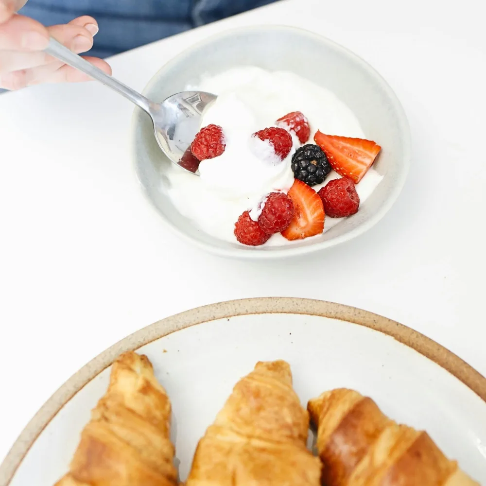 sữa chua, bánh mì, trái cây có chứa đường
