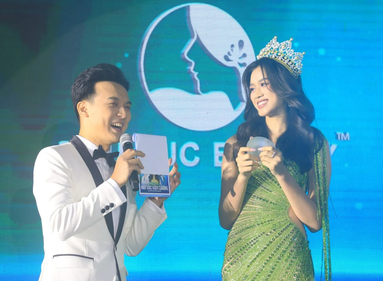 Hoa hậu Đỗ Hà trải nghiệm túi ngực cao cấp tại ngay tại sự kiện của Thu Cúc Hoa hậu Đỗ Hà trải nghiệm túi ngực cao cấp tại ngay tại sự kiện của Thu Cúc