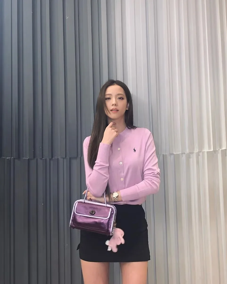 jisoo mặc áo hồng hoa anh đào