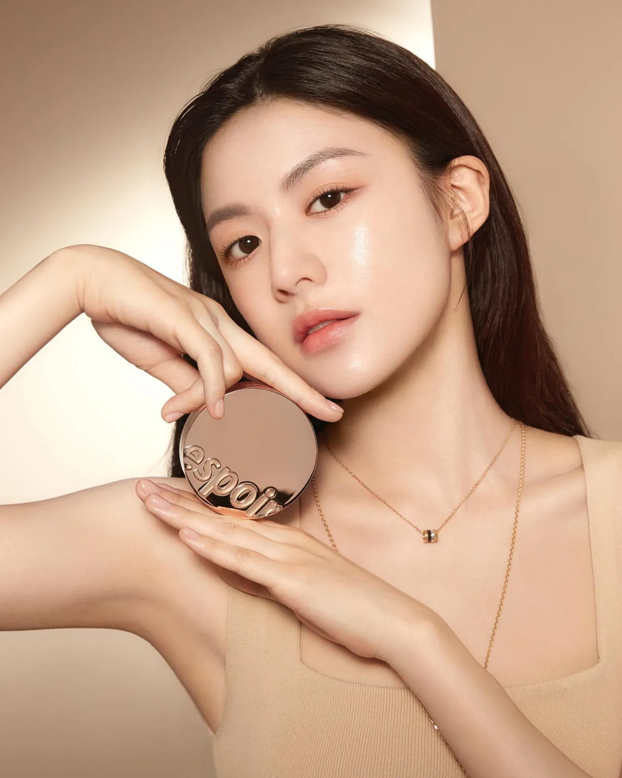 Dùng đồ trang điểm hết hạn gây hại cho sức khỏe làn da của bạn