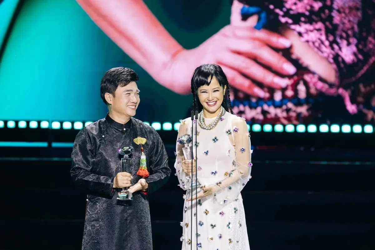 Hồng Nhung và Quang Linh được vinh danh với giải Thành Tựu tại Làn Sóng Xanh 2025 lần thứ 28