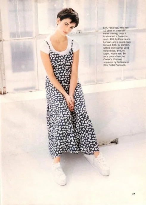Kiểu mix&match đầm slip dress với áo thun là một trong những kiểu cách ăn mặc phổ biến.