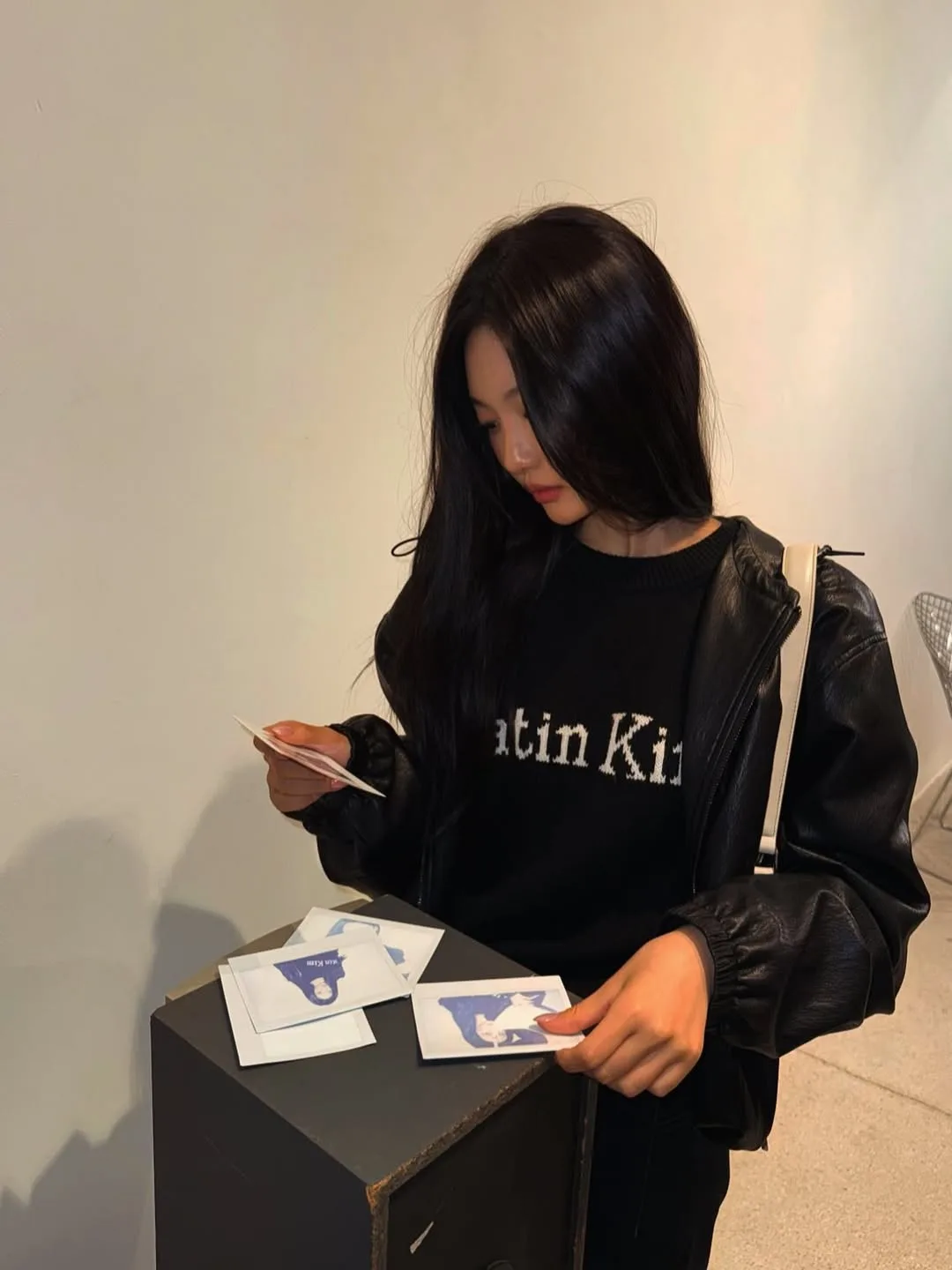 Ning Ning diện áo khoác da màu đen