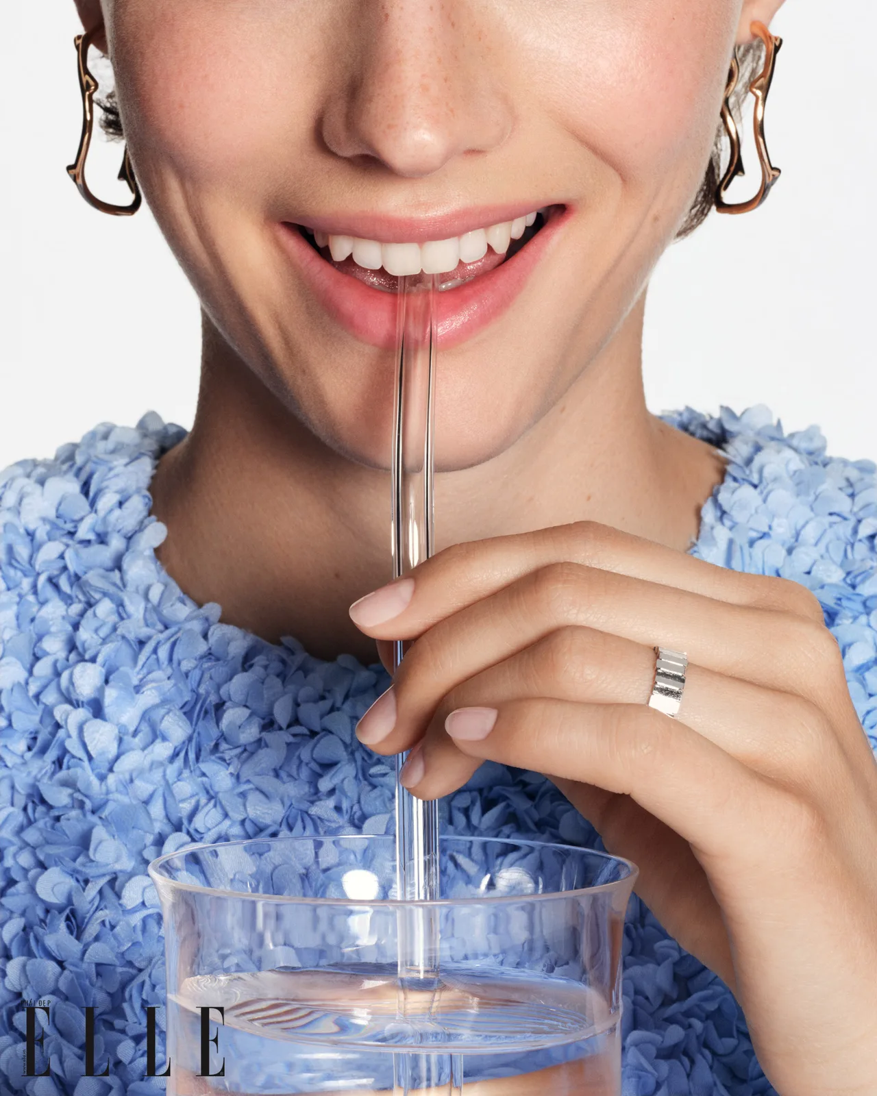 phương pháp tích trữ collagen Cô gái đang uống nước bằng ống hút - tích trữ collagen