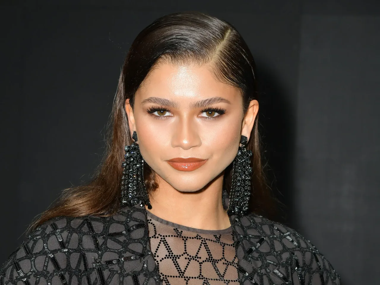 Làn da căng bóng nhẹ như không trang điểm của Zendaya Làn da căng bóng nhẹ như không trang điểm của Zendaya