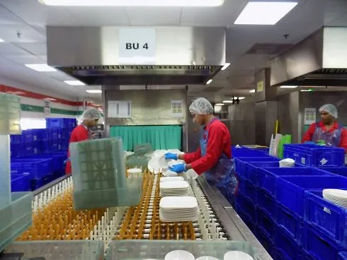 Tại khu vực này, ước tính 3 triệu dụng cụ ăn uống như thìa dĩa, đĩa, bát... bẩn được phân loại và rửa sạch mỗi ngày