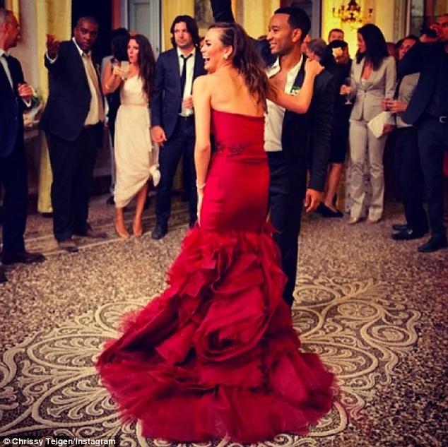 ellevn-chrissy-john-legend-vay-cuoi-vera-wang3