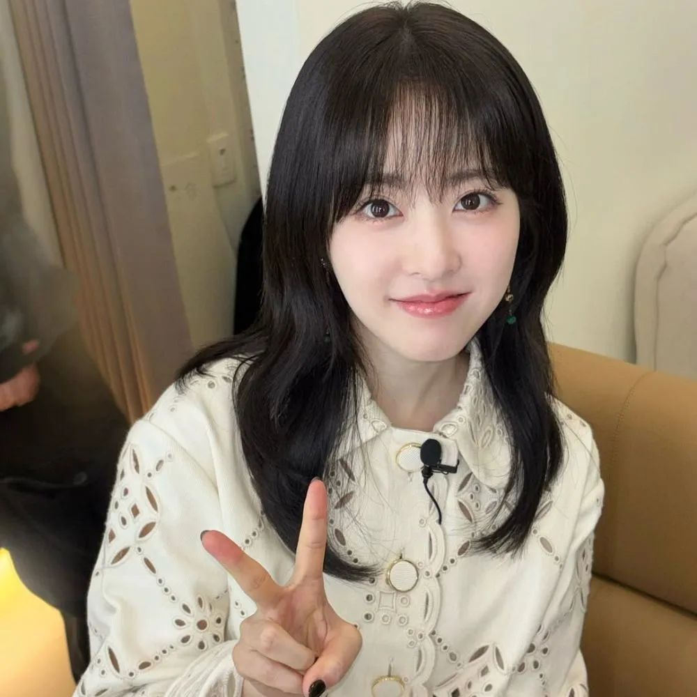 Hình ảnh Park Bo Young – nữ chính phim Our Unwritten Seoul – nhìn vào ống kính và giơ hai ngón tay.