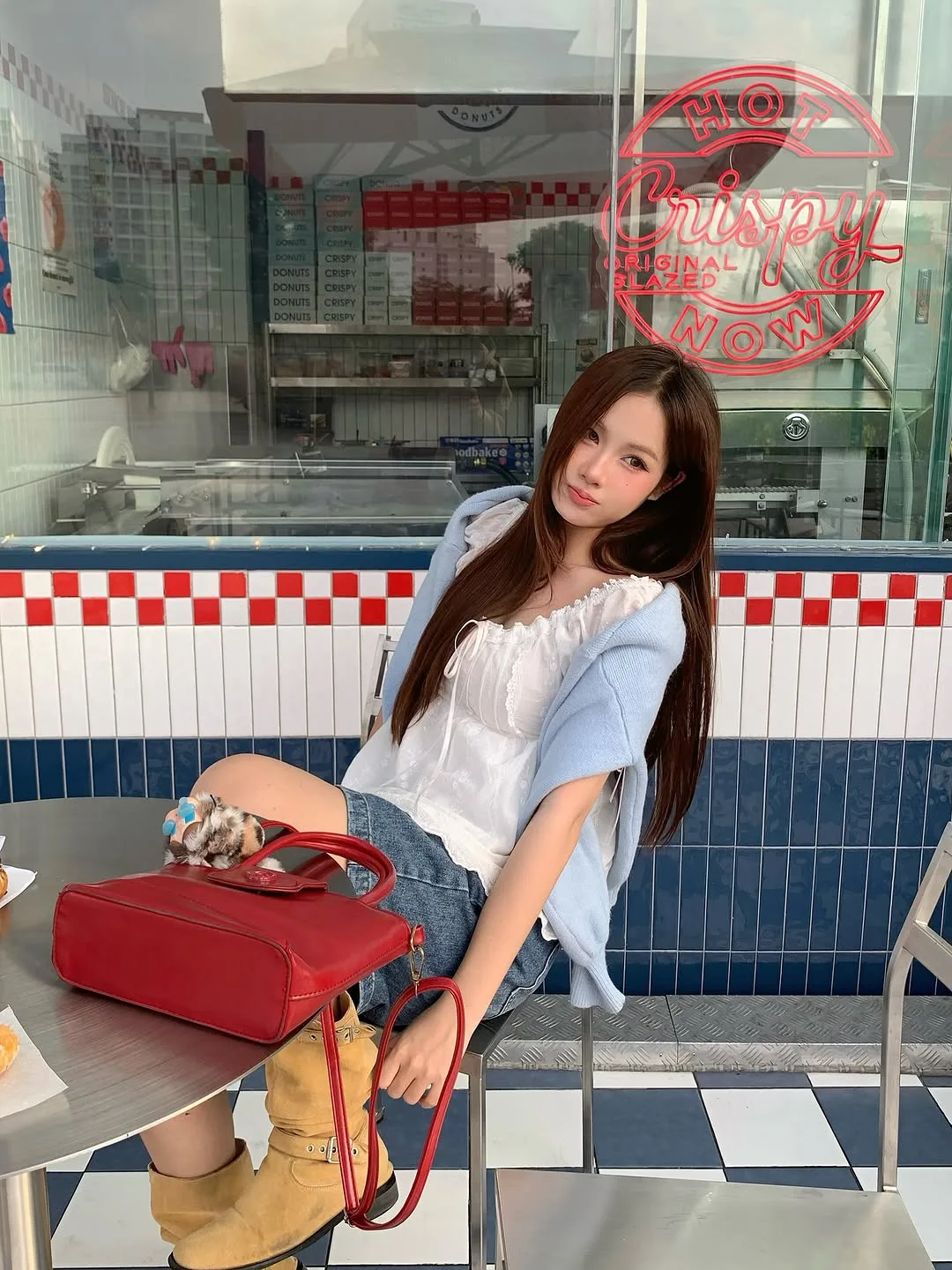 Áo babydoll và quần shorts đúng thực là set đồ cho những nàng "bánh bèo" nhưng vẫn mún chất.