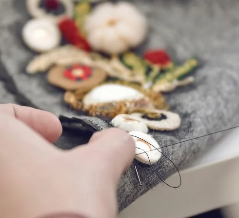 Chi tiết lá, hoa, hòn sỏi và quả trám