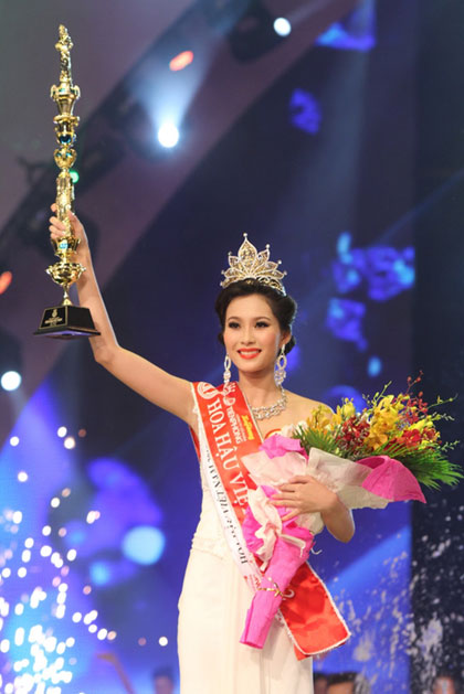 Hoa Hậu Đăng Thu Thảo đăng quang năm 2012