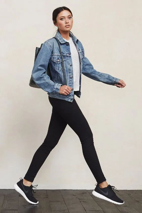 Không có gì hợp với đôi chân to của dáng quả lê hơn là legging màu đen.