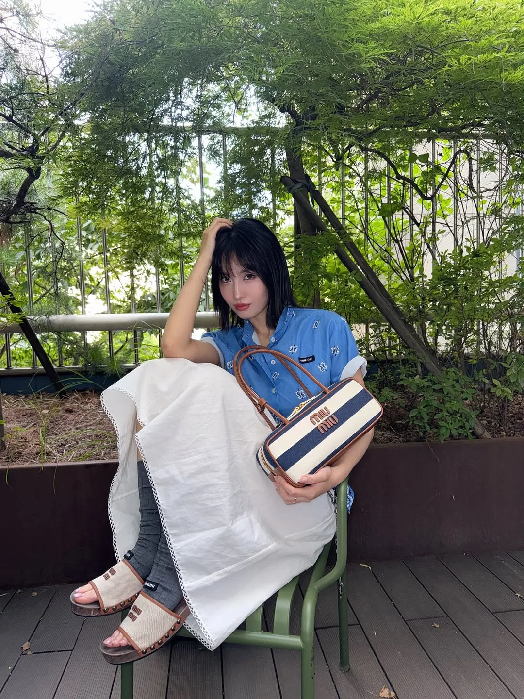 momo diện sơ mi hoạ tiết