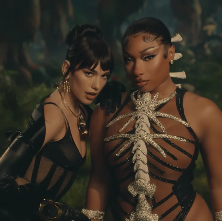 thời trang mv sweetest pie của dua lipa