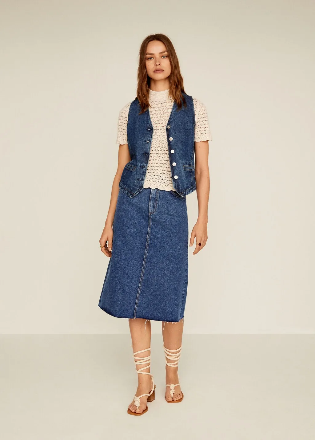 Áo đan móc Mango kết hợp cùng denim