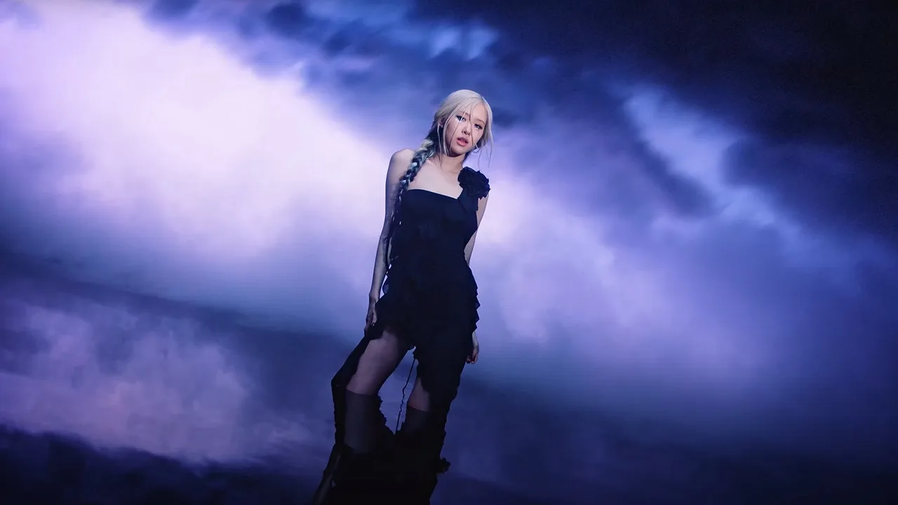 Rose trong trang phục FANCì MV Pink Venom