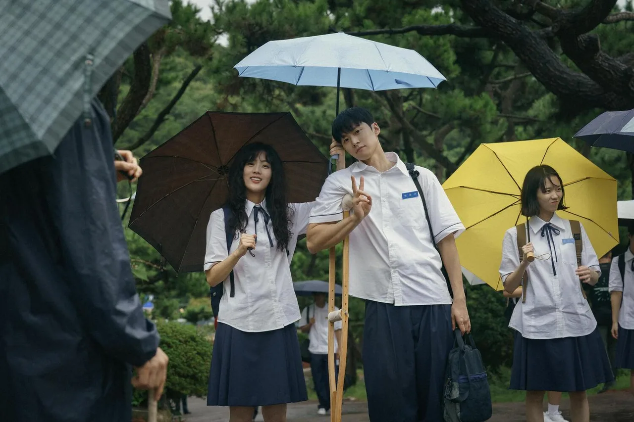 elle-review-love-untangled-netflix-2025-chuyen-tinh-toc-roi00017