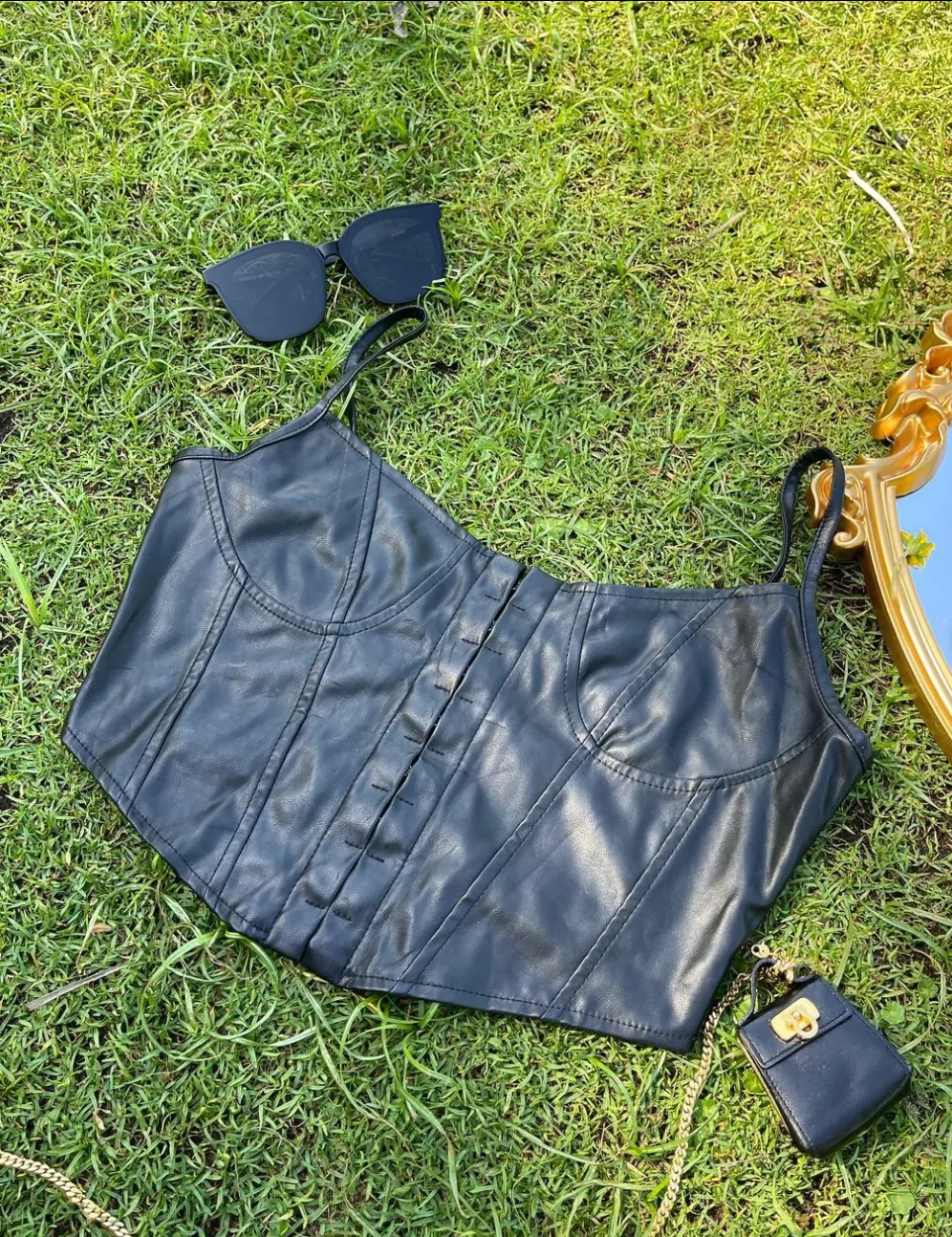 áo corset dáng ngắn chất liệu da background cỏ xanh