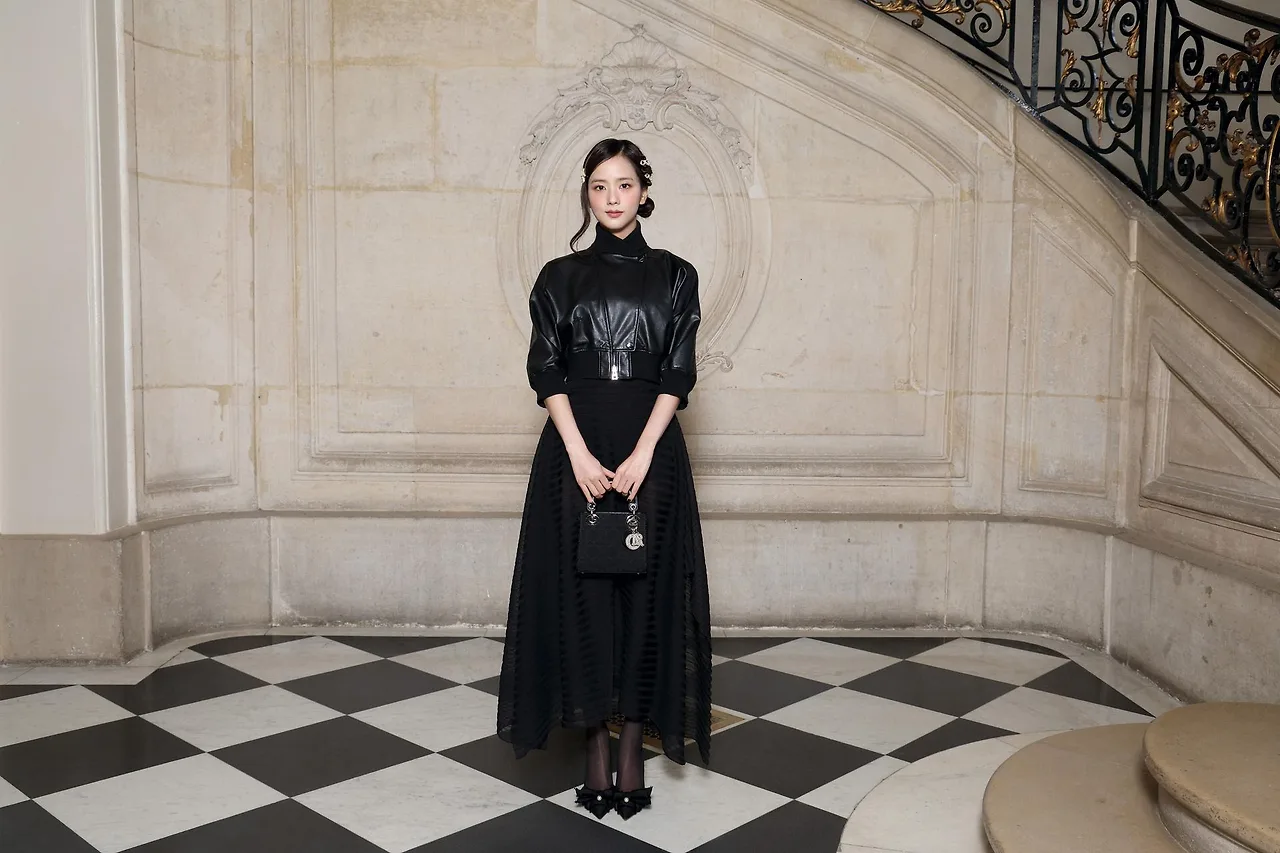 Jisoo tham dự show diễn thời trang Haute Couture 2025 của Dior.