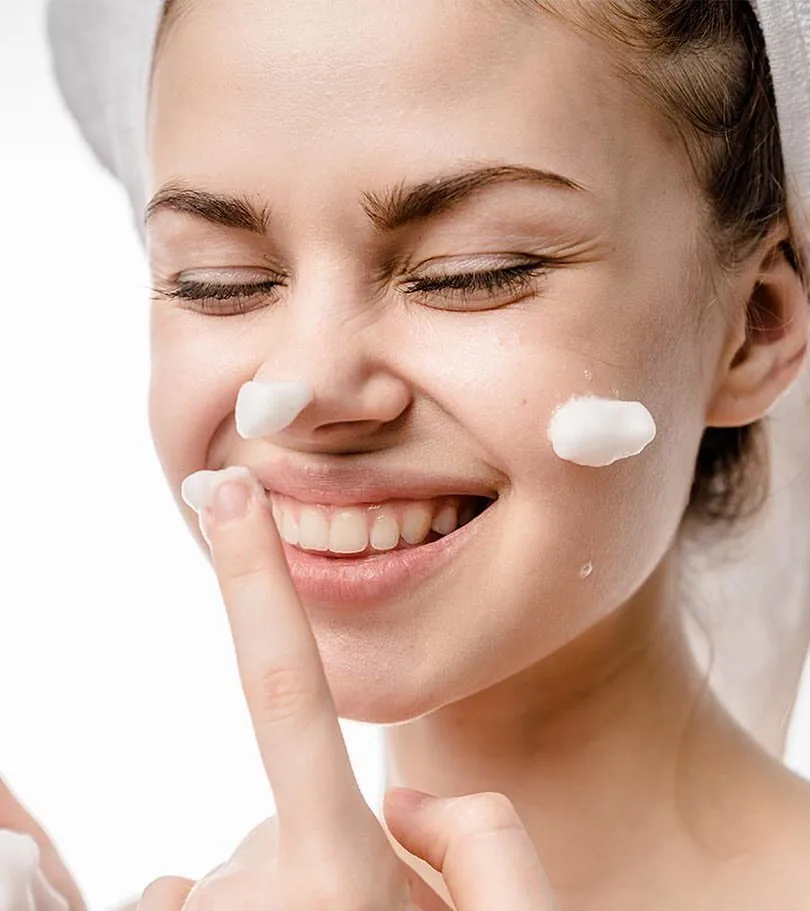 cô gái rửa mặt trị thâm mụn