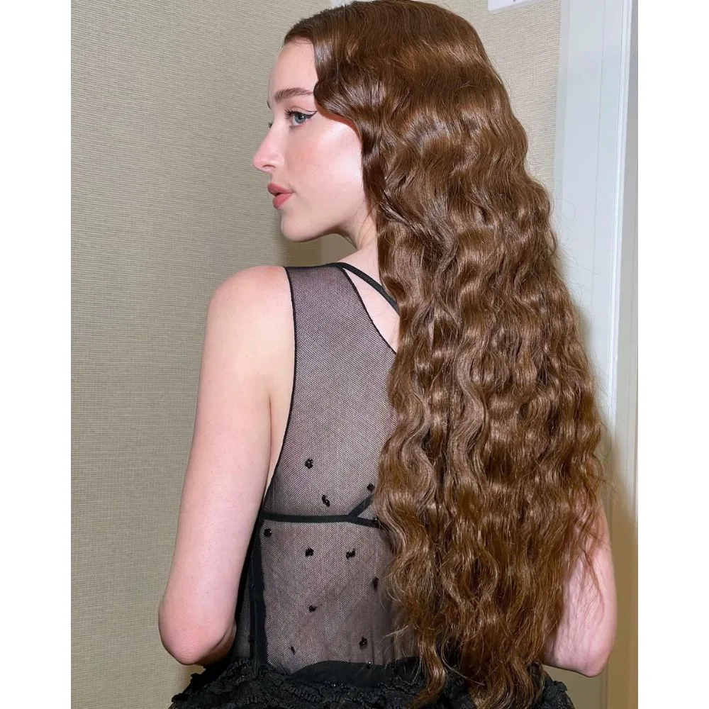 Phoebe Dynevor với tóc uốn vintage.