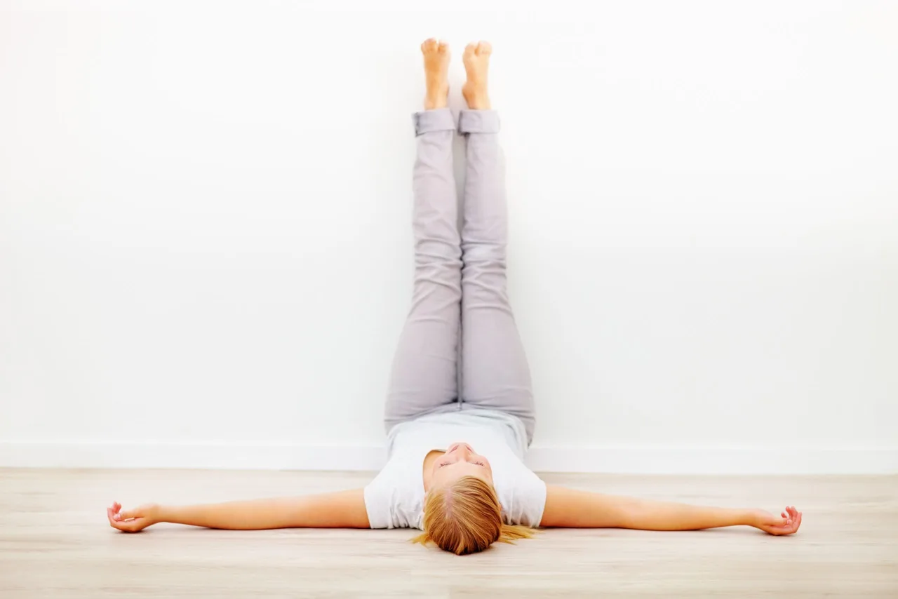 tư thế yoga để chân lên tường tư thế để chân lên tường