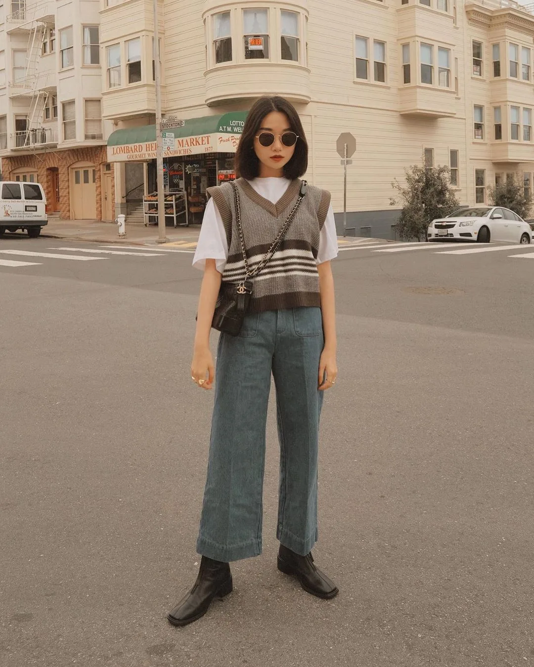 phối đồ layer với sweater vest và áo thun trắng